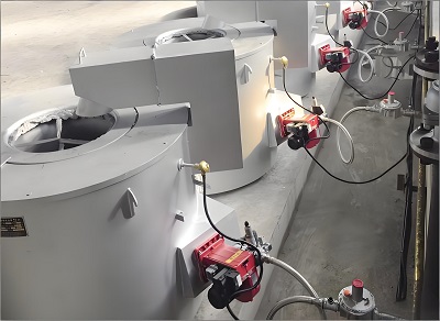 柳州这地方,回南天墙上流水,我那砖砌炉的炉衬也“掉渣”,铝水里的黑点让我头大了三年